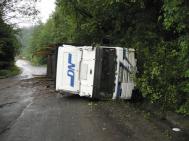 Camion rãsturnat la intrarea pe barajul de la Bicaz
