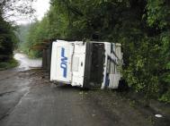 Camion rsturnat la intrarea pe barajul de la Bicaz