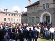 Dou� moldovence, �efe de promo�ie la Liceul Bicaz