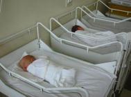 INCREDIBIL: Bebelus mort dupã ce a cãzut din pat