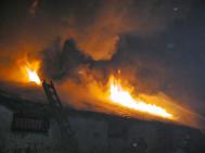 Trei gospodãrii mistuite de foc