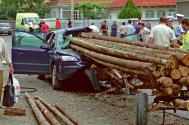 Accident! Ford Focus strivit de o caruta cu lemne