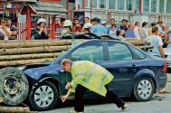 Imagini socante! Coliziune intre un Ford Focus si o caruta incarcata cu lemne