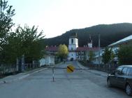 Mitingul pamîntului, în fata Manastirii Agapia