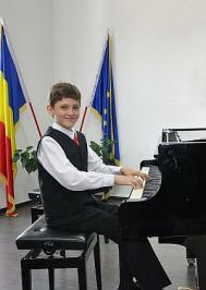 Lauri pentru un tnr pianist pietrean