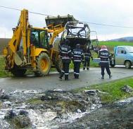 TINERI MORTI SI O MASIN INCENDIAT