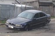 BMW „înghitit“ de   o bortã din asfalt