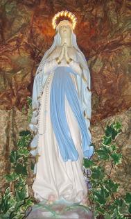 Procesiune cu statuia Sfintei Fecioare Maria de la Lourdes