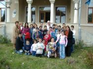 Elevi din Pingarati, in vizita la creatori populari din Dobreni