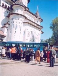 Pensionari pietreni in excursie la manastirile din Bucovina