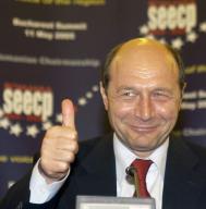 Brat la brat pentru Băsescu