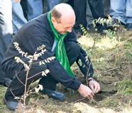 Breaking news: Băsescu: În viaţă trebuie să faci două lucruri - să ai copii şi să ai pământ